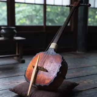 A traditional Japanese shamisen instrument with accurate thr